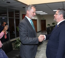 Su Majestad el Rey recibe el saludo del Presidente electo de la República de Costa Rica, Su Excelencia Rodrigo Chaves
